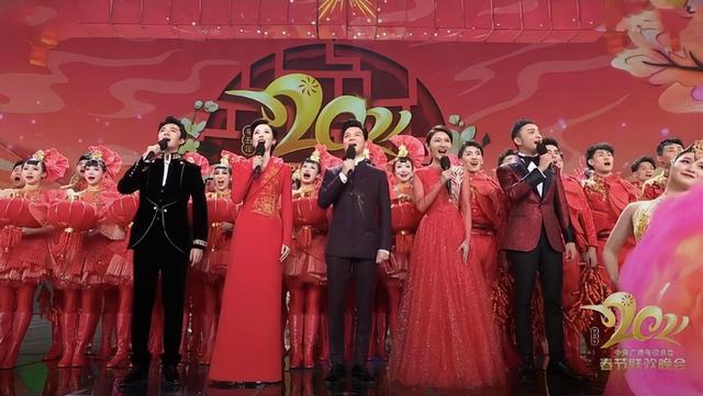 央视主持李思思,170cm黄金臀腿比,美貌才华并存,秒杀内娱女星