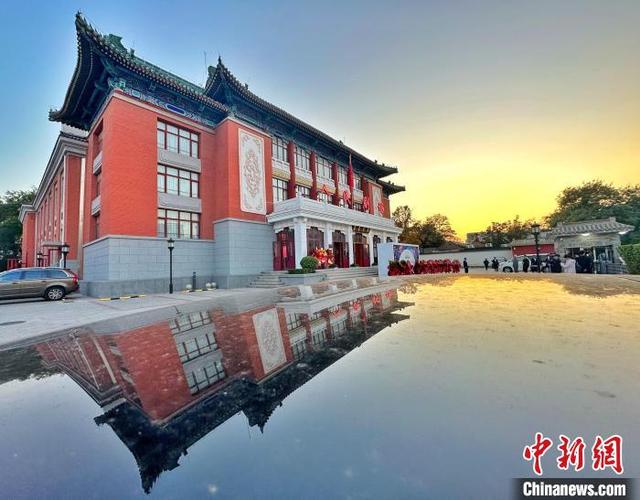 北京人民剧场20年后“迎来戏中人,又见座上客”
