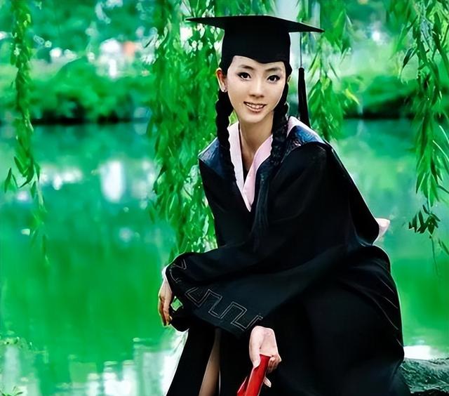 央视主持李思思,170cm黄金臀腿比,美貌才华并存,秒杀内娱女星