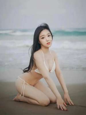 泳装诱人美女(夏日魅力：美女比基尼性感泳装内衣写真大赏)