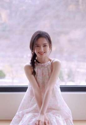 美女涂嘴唇(清纯美女，嘴唇太性感了)