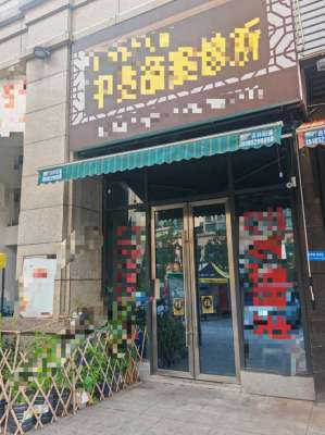 美女自揉胸(贵州遵义盲人女孩在中医诊所学习按摩被摸胸，家属认为构成猥亵已报案，多方回应)