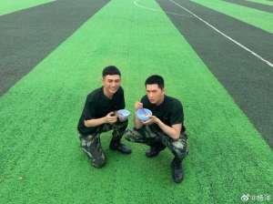 杨洋在线求炊事班加餐 粉丝贴心P美食满足愿望