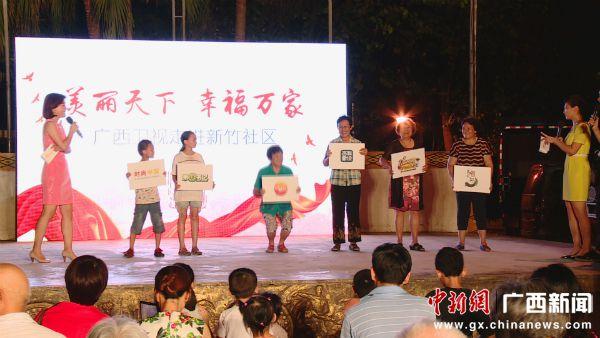 广西卫视美女主播进社区做网络直播