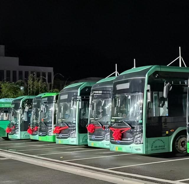 助力绿色低碳出行,我市城乡公交公司新增24辆新能源公交车