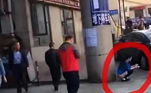 美女尿急尿了(湖南一女子在光天化日脱下裤子当街小便，这是有多尿急)
