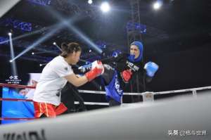 搏击美女踢(太惨了，河南女拳王挑战伊朗冠军被“佛山无影脚”踢得鼻血直流)
