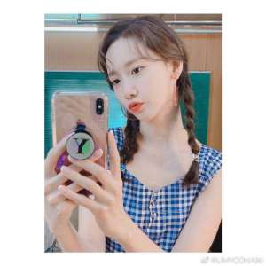 林允儿扎双麻花辫嘟嘴自拍 蓝色格子裙清凉过夏天