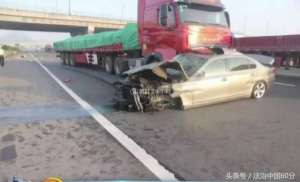 压死的美女(女子高速公路上被货车活活撞死，车辆毁坏严重惨不忍睹)