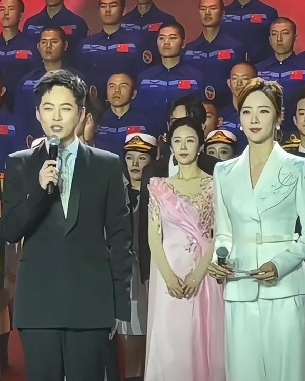 央视主持李思思,170cm黄金臀腿比,美貌才华并存,秒杀内娱女星