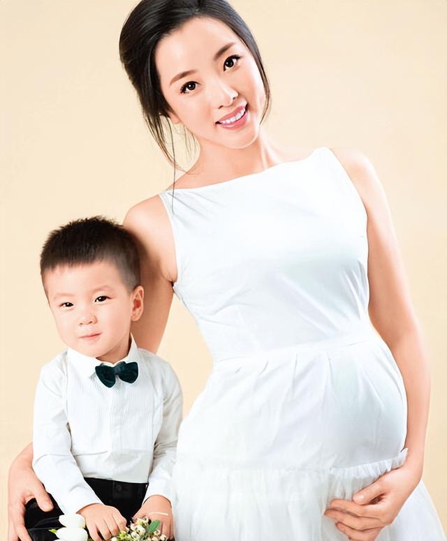 央视主持李思思,170cm黄金臀腿比,美貌才华并存,秒杀内娱女星
