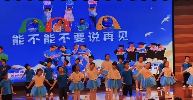 央视主持李思思,170cm黄金臀腿比,美貌才华并存,秒杀内娱女星