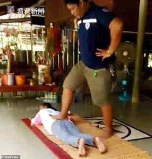 美女腰腿疼(女子腿疼去做“马杀鸡” 理疗师竟把她腿踩骨折)