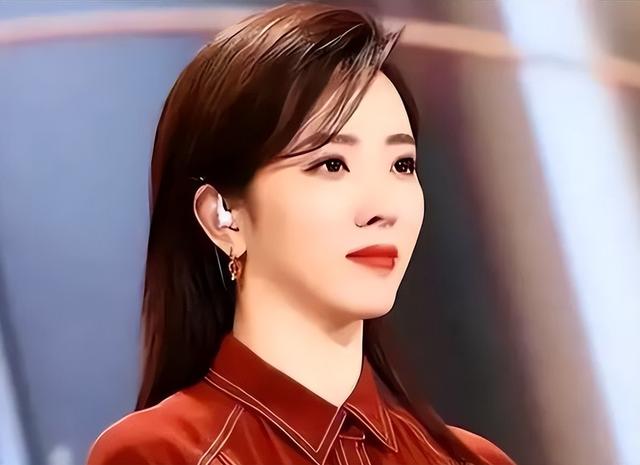 央视主持李思思,170cm黄金臀腿比,美貌才华并存,秒杀内娱女星
