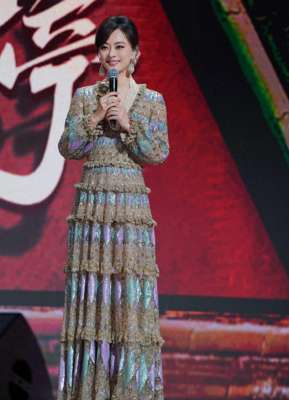 美女配项链(孙俪美得很高调穿刺绣裙配5条珍珠项链太豪横，差点认不出来了)