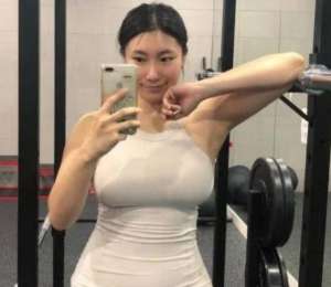 美女与男友了(42岁辣妈和20岁男友谈恋爱，两人坚持健身多年，如今在一起很充实)