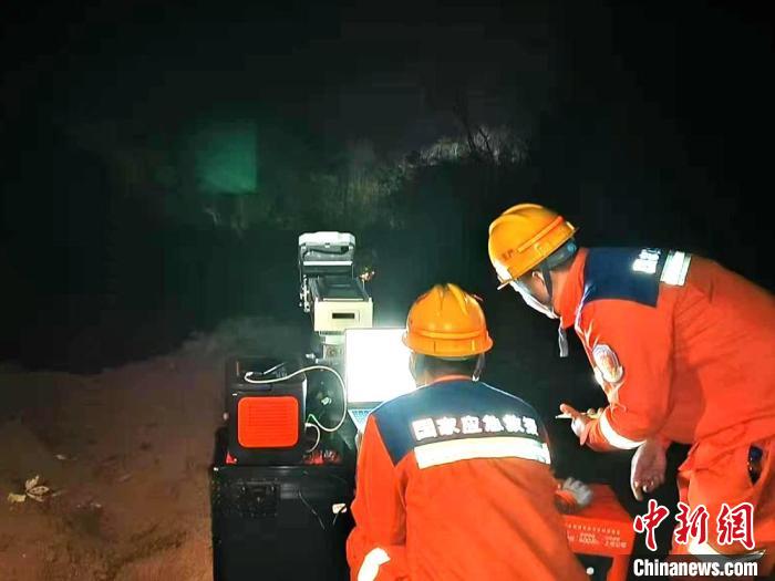 四川筠连“2·8”山体滑坡：救援力量在灾害现场全力搜救