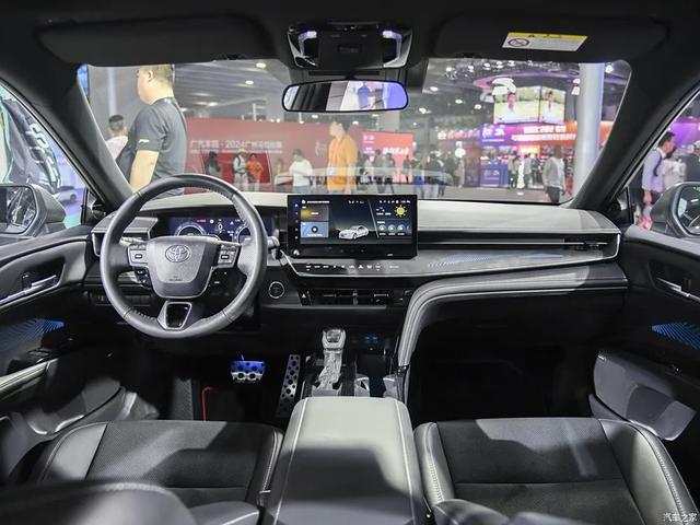 凯美瑞 2.0L+E-CVT,黑化车标,19英寸大轮圈,这颜值可太帅了!