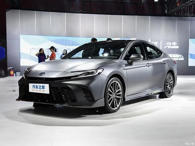 凯美瑞 2.0L+E-CVT,黑化车标,19英寸大轮圈,这颜值可太帅了!