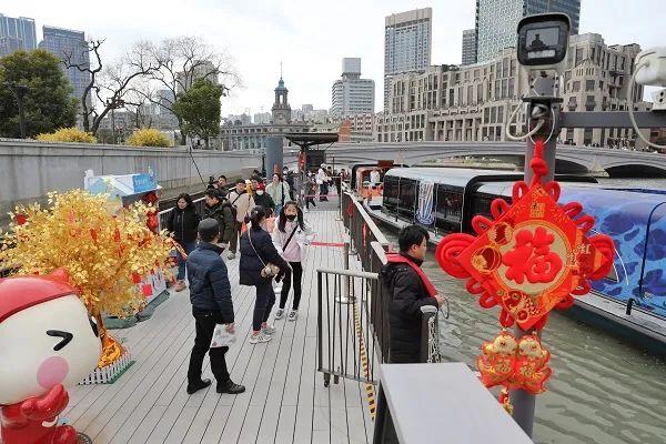 太热闹啦！双子山每天涌入5万人，有人在苏州河上变魔术……热门景点遇上大客流，上海警方最新部署→