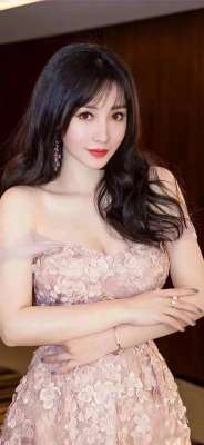 美女胸贼大(这谁顶得住嘛？柳岩胸部丰满有料，身材真的绝硬控路人纷纷侧目)