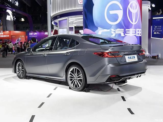 凯美瑞 2.0L+E-CVT,黑化车标,19英寸大轮圈,这颜值可太帅了!