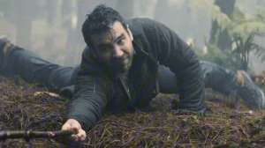 美女掉进坑(夫妻二人身陷流沙坑，经过不懈努力，终于自救成功#下饭剧)