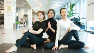 美女一字马文案(陈妍希晒瑜伽照，一字马表情痛苦又喜感，与吕一配合姿态优雅)