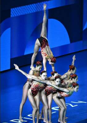 美女华祥游泳(花泳出美女，但没说这么美啊蕾丝长裙遮不住的杨柳细腰+大长腿)