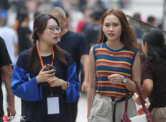 南艺新生报到：古典美人侧颜温婉秀气，素颜女神一瞥惊艳岁月