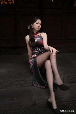 高跟旗袍美女(韵味旗袍配上黑丝大长腿轻熟少妇写真真是极品)