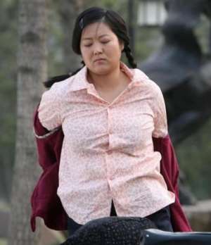 大胸美女紧身衣(性感不是原罪大胸肥臀就穿“紧身衣+显高裤”，3种搭配告别艳俗)