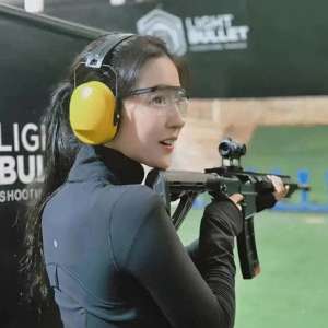 美女射精图(37岁刘亦菲顶着“天使脸蛋”玩射 击，穿紧身衣魔鬼身材绝顶)