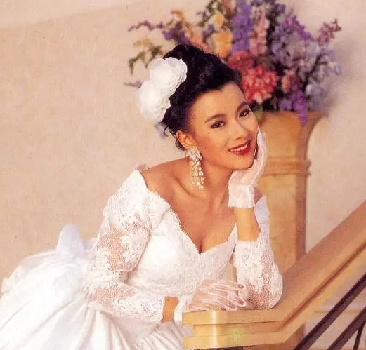 击败邱淑贞的港姐李美凤，拍三级也红不了，二婚嫁集团太子爷