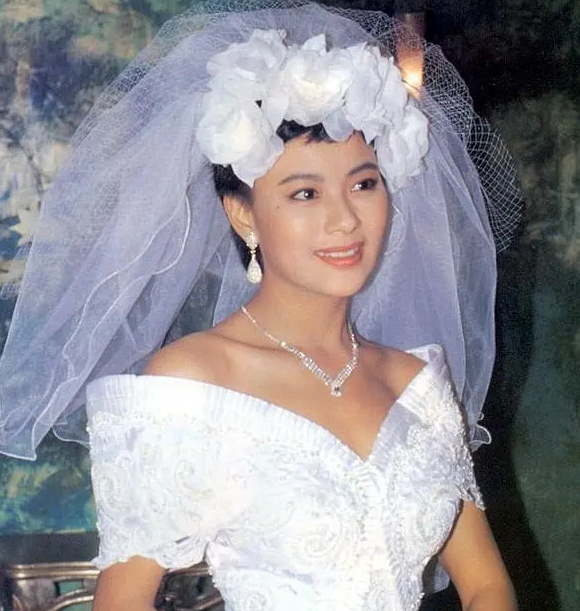 击败邱淑贞的港姐李美凤，拍三级也红不了，二婚嫁集团太子爷