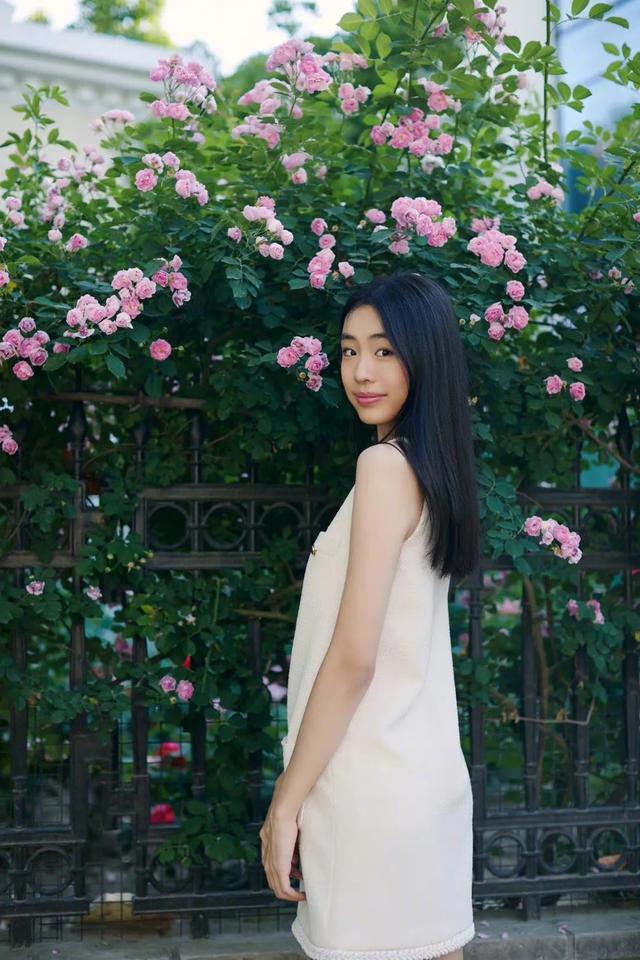 关悦带大女儿聚会,16岁佟知霏长相乖巧个子高挑,母女同框似姐妹