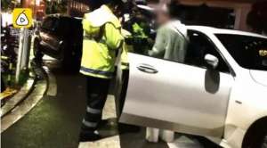 昆明美女醉驾(昆明女子醉驾宝马被查，蹲地大哭：我在国企上班，会被开除的)