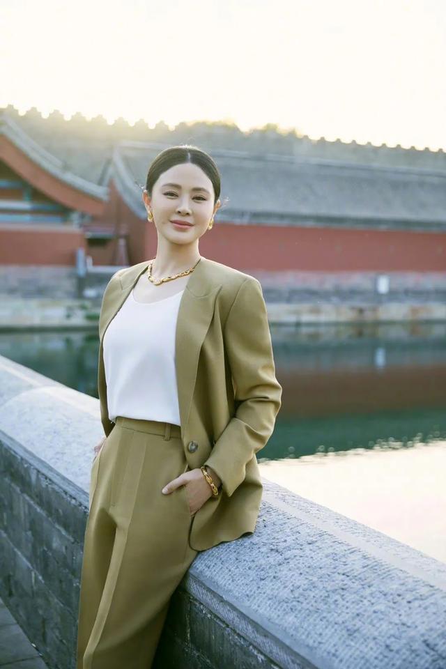 关悦带大女儿聚会,16岁佟知霏长相乖巧个子高挑,母女同框似姐妹