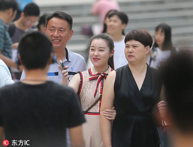 南艺新生报到：古典美人侧颜温婉秀气，素颜女神一瞥惊艳岁月