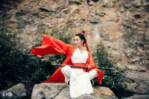 折磨美女作文(小说：她被庶妹打得遍体鳞伤，庶妹还要用辣椒水浇她的伤口)