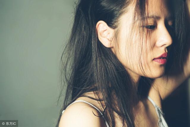小说：小伙路边吃烤串，一美女却偷偷给他塞纸条：救我，我被绑架