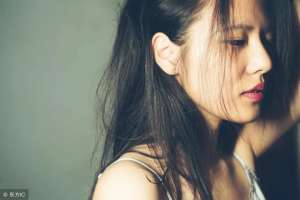 美女吞纸条(小说：小伙路边吃烤串，一美女却偷偷给他塞纸条：救我，我被绑架)