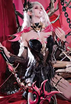 美女美足丝袜交口(走路摇COS季莹莹，黑丝玉足御姐范十足，被索命我都认了)