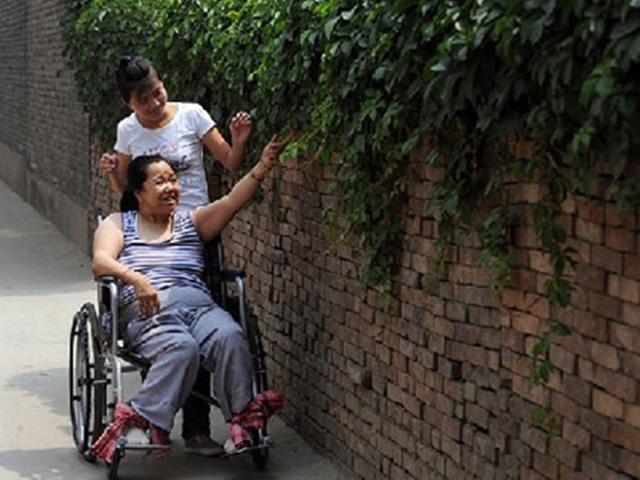 交口“最美女孩”孟佩杰:8岁起照顾养母12年时光,后来怎样了?