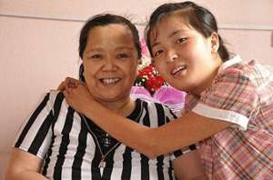 拄双拐美女(交口“最美女孩”孟佩杰：8岁起照顾养母12年时光，后来怎样了？)