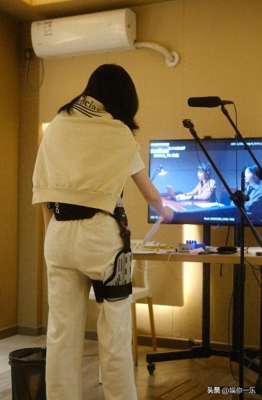 美女泡水(景甜酒店度假亲自泡茶喝，大病初愈气色好，手又细又嫩白得发光)