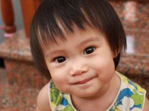 青筋奶美女(老话说脸上有青筋的宝宝难养，看看专家怎么说？)