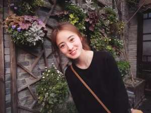 美女刮头光(一个美女大学生，竟然剃了光头原因和她一样美……)