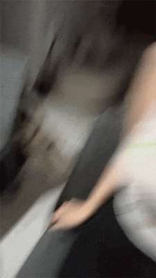 美女下面亮出来的图片(美女下面热，当这么多人的面掀开裙子吹，场面很尴尬)