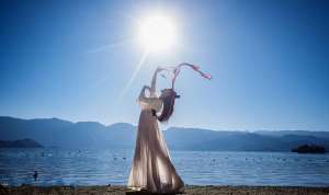 挠金发美女(小说：她在绝望之时，那人手拿一柄长剑挡在她的面前，手起刀落)